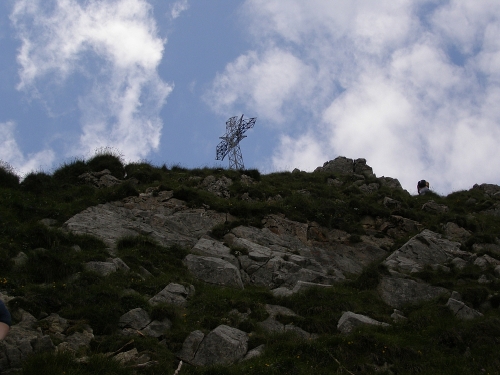 góra Giewont widziana z perspektywy żabiej, na górze krzyż na tle chmur
